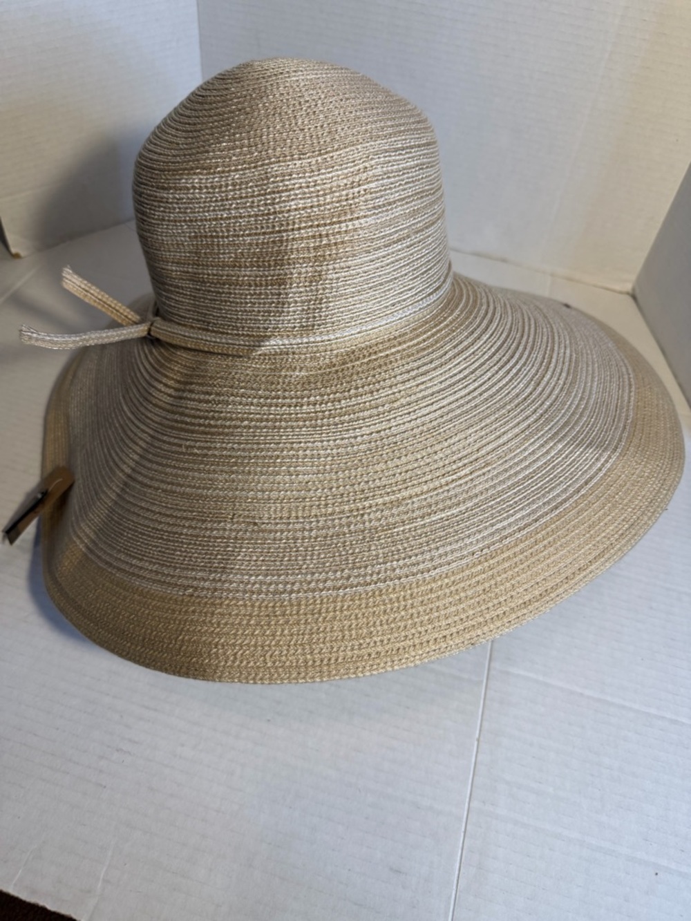 Classic Wide-Brim Straw Sun Hat in Natural Beige - Picture 3 of 8
